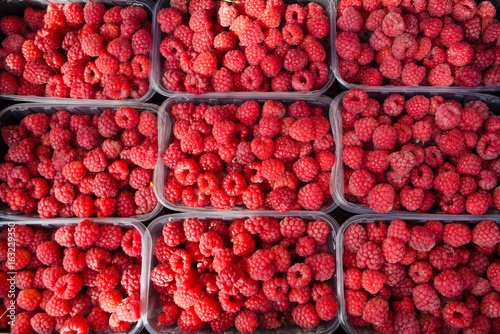 Obraz na płótnie Fresh raspberries as background w salonie