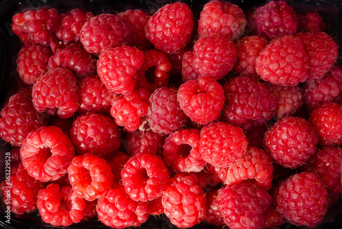 Obraz na płótnie Fresh raspberries as background w salonie
