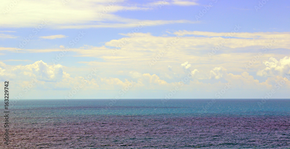Obraz premium Seascape with a horizon line between sea and sky, background