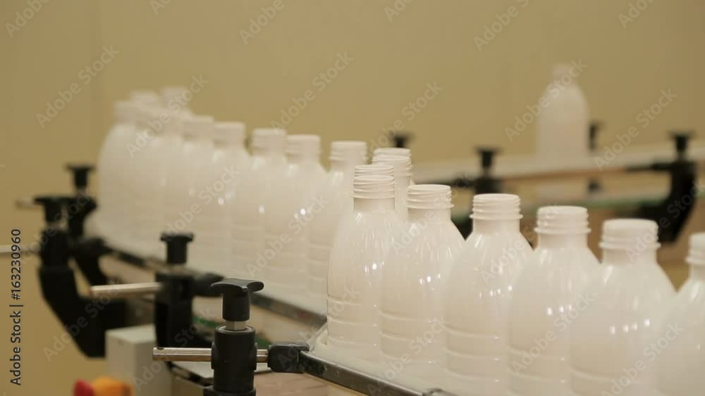 Production of white plastic bottles Production of white plastic bottles