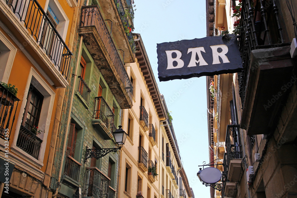 Obraz premium typowy znak barowy na starym mieście w Donostii