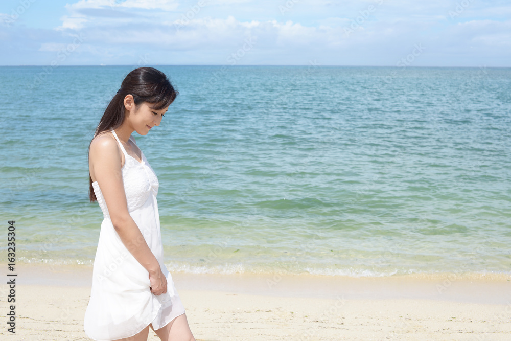 沖縄の海で楽しむ女性 沖縄の海で楽しむ女性