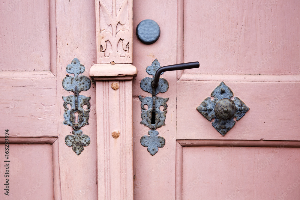 closeup of an old door with handle and doorknob