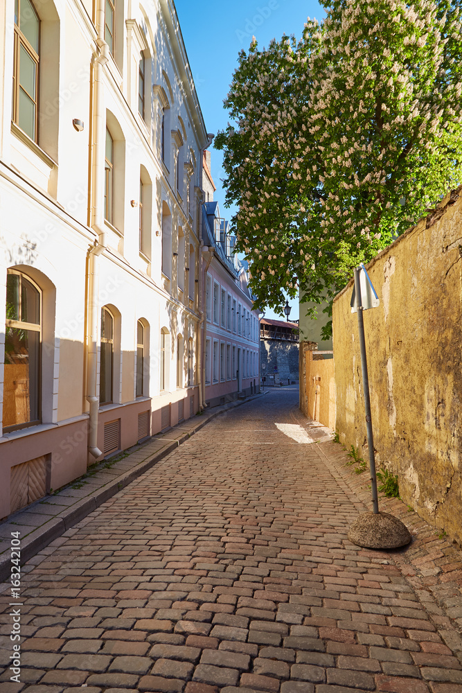Obraz premium A small European street in the old part of Tallinn, Estonia