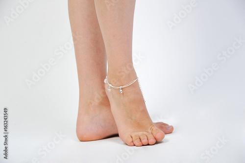 Tableau sur toile schöne frauenbeine mit fußkettchen schmuck