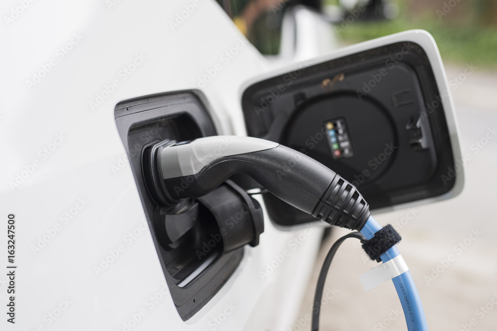 ein Elektroauto wird mit strom betankt ein Elektroauto wird mit strom betankt