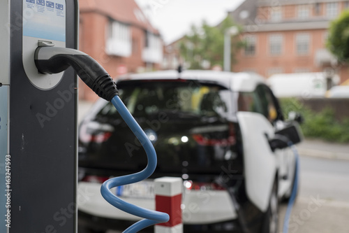ein Elektroauto wird betankt