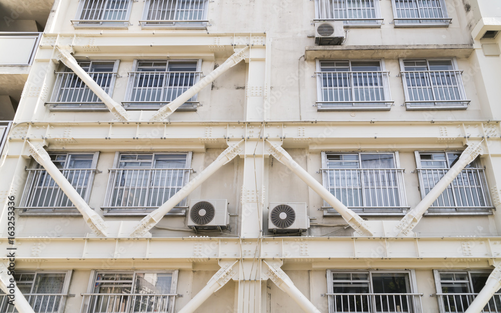 耐震補強 築40年 都営団地 鉄骨ブレース 外付けブレース Stock Photo Adobe Stock