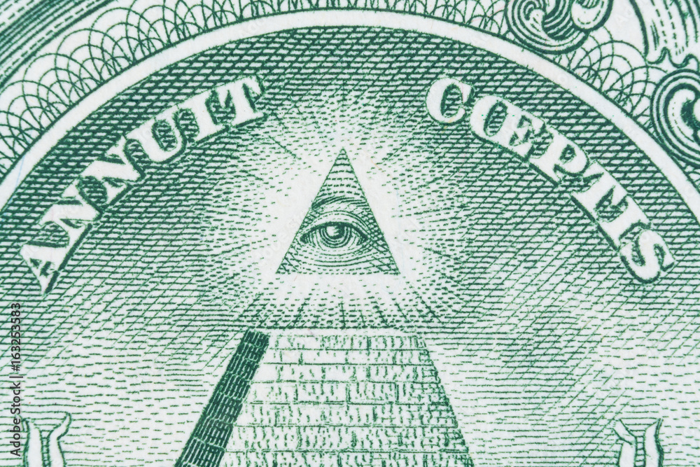 The pyramid and eye on the back of a one dollar bill macro - Close up great  seal foto de Stock | Adobe Stock