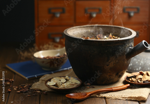 Fotografie Chinese traditional herbal medicine in casserole