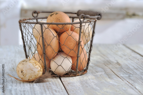 œufs frais dans panier sur fond bois blanc