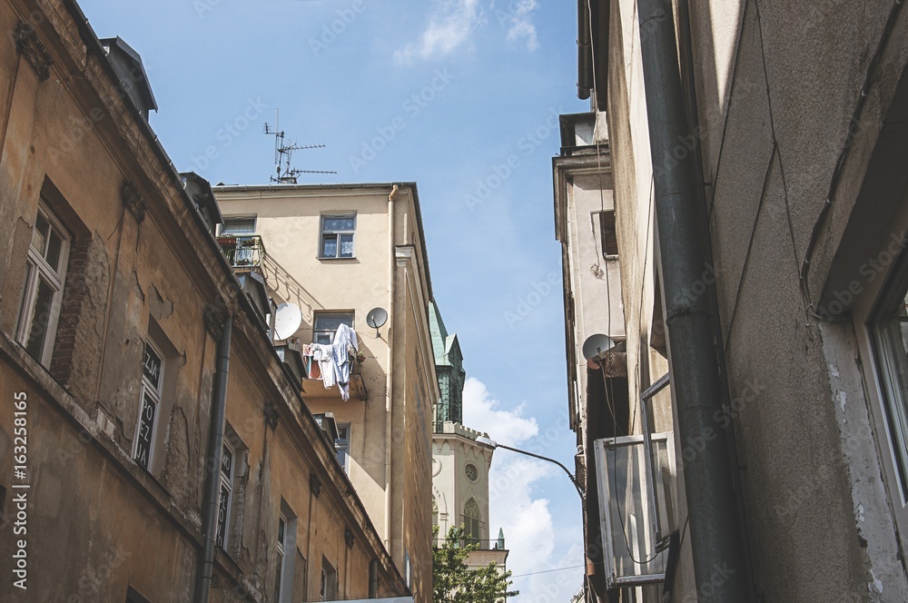 Fototapeta premium laundry hanging in poor part of the city