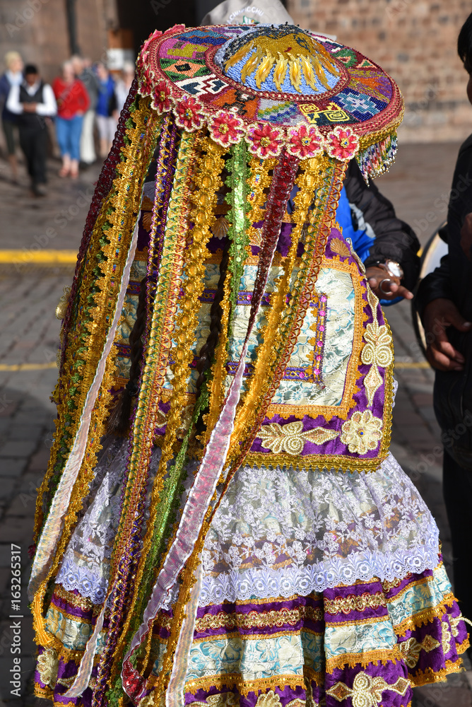 Péruvienne en habit de fête à Cusco au Pérou