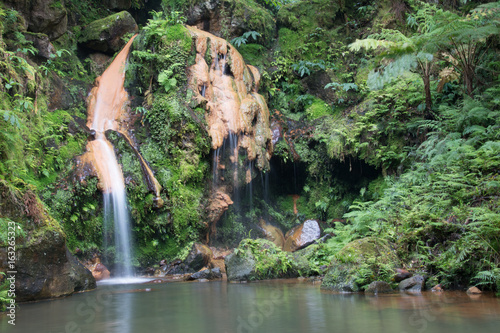 Wasserfall auf bei Caldeira Velha Sao Miguel auf den Azoren photo