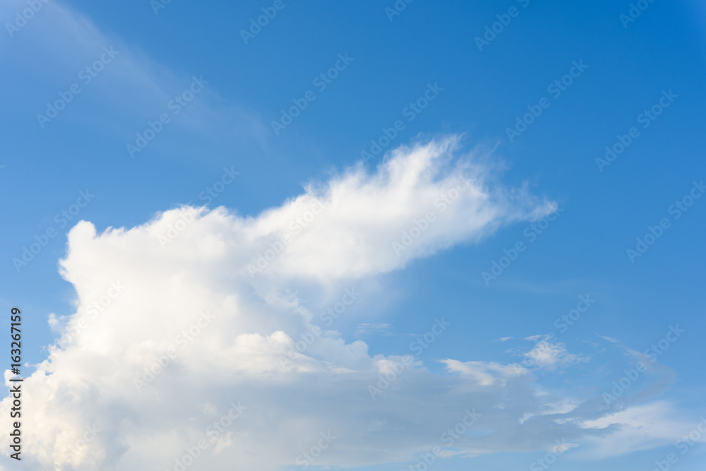 Obraz premium Beautiful cirrus clouds against the blue sky