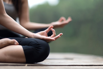Fototapete Yogaschule Nahaufnahme von Frau Hand Yoga üben  © mangpink_s
