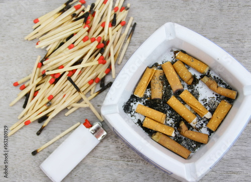 Quadro su tela cigarettes dans cendrier,allumettes et briquet,concept