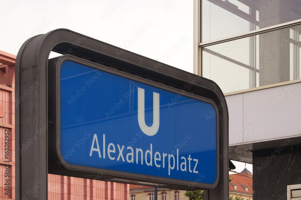 Obraz premium U-Bahnstation Alexanderplatz Berlin