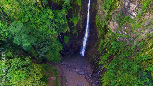 vu aérienne d'une forêt tropicale avec cascade en polynésie 