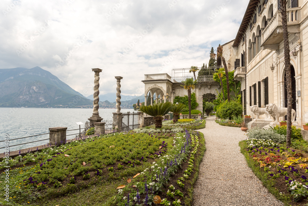 Fototapeta premium Fleurs,façade et lac