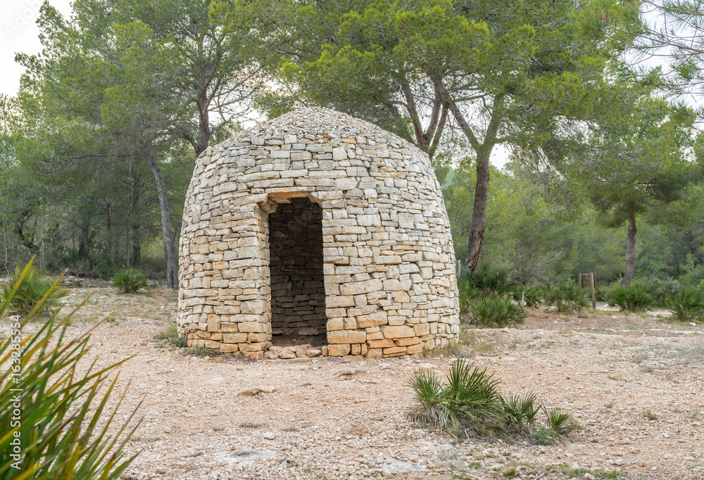 Refugio agrícola de piedra seca en Sierra de Irta, Castellón, España 