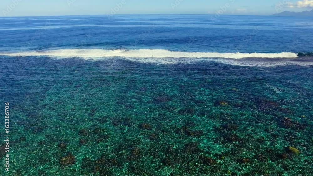 vu aérienne d'un lagon en polynésie vu aérienne d'un lagon en polynésie