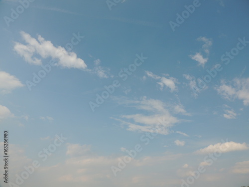 Sommerhimmel am frühen Nachmittag