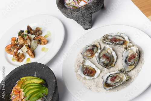 camarones capeados con ostiones y aguachile