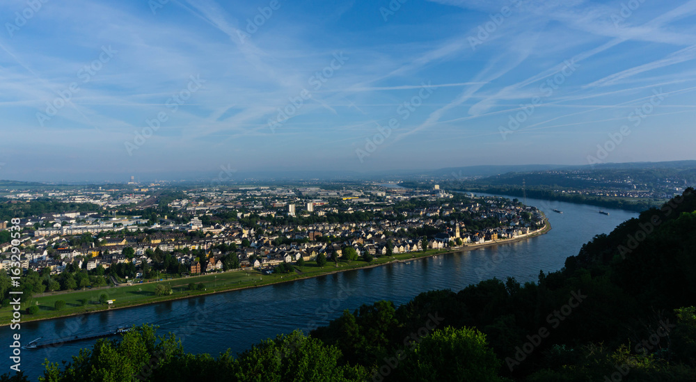 Panorama von Koblenz von blauen Himmel