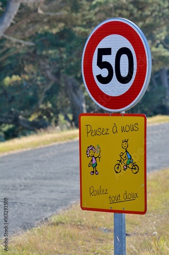 Panneau de signalisation pour réduire la vitesse dans une zone où passent des enfants
