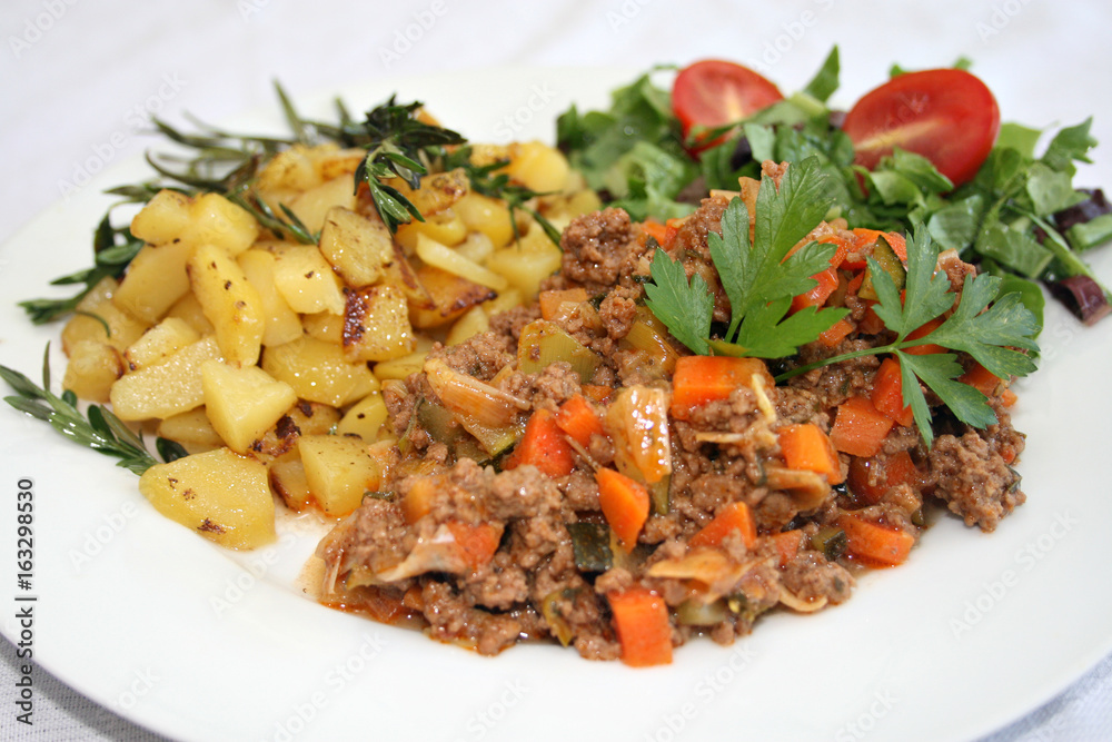 organisch, lifestyle, hackfleisch, gemüse, pfanne, zucchini, lauch, möhren, rosmarin, thymian, kartoffeln, salat, anlasser organisch, lifestyle, hackfleisch, gemüse, pfanne, zucchini, lauch, möhren, rosmarin, thymian, kartoffeln, salat, anlasser