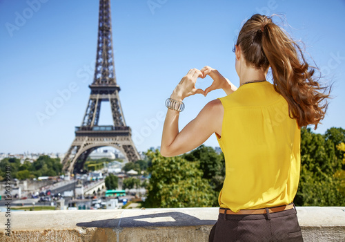 young woman showing heart shaped hands in Paris, France © Alliance