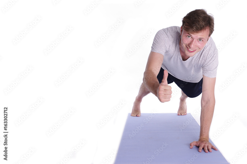 Mann macht Sport-Übungen 