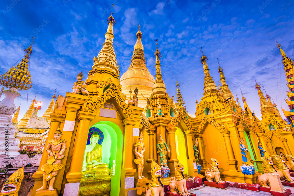 Fototapeta premium Shwedagon Pagoda in Myanmar