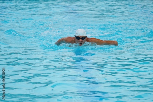 Elderly swimming is a healthy exercise that maintains health.