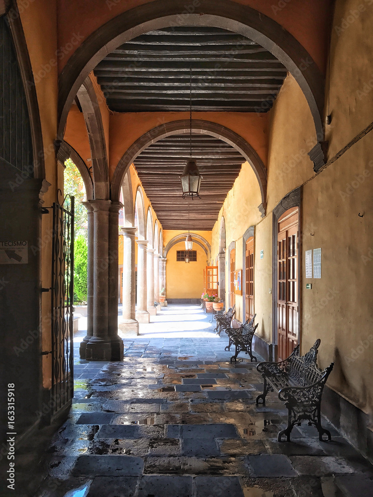 Fototapeta premium Colonial Building