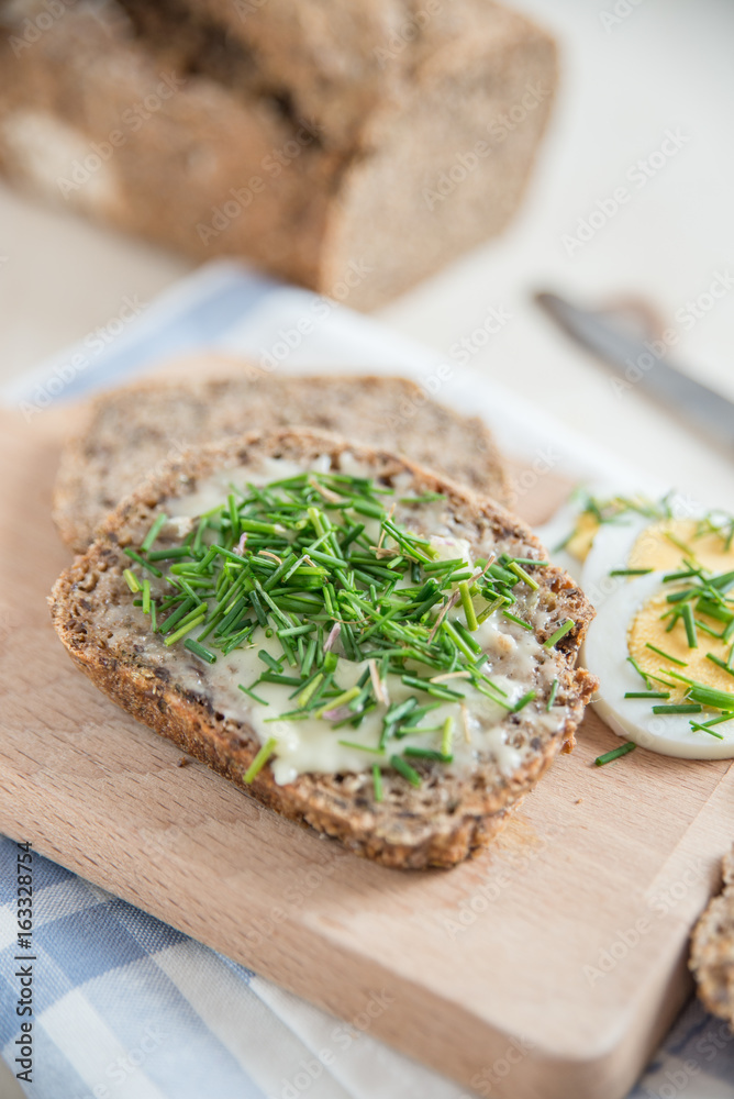 Vollkornbrot mit Butter und Schnittlauch Vollkornbrot mit Butter und Schnittlauch