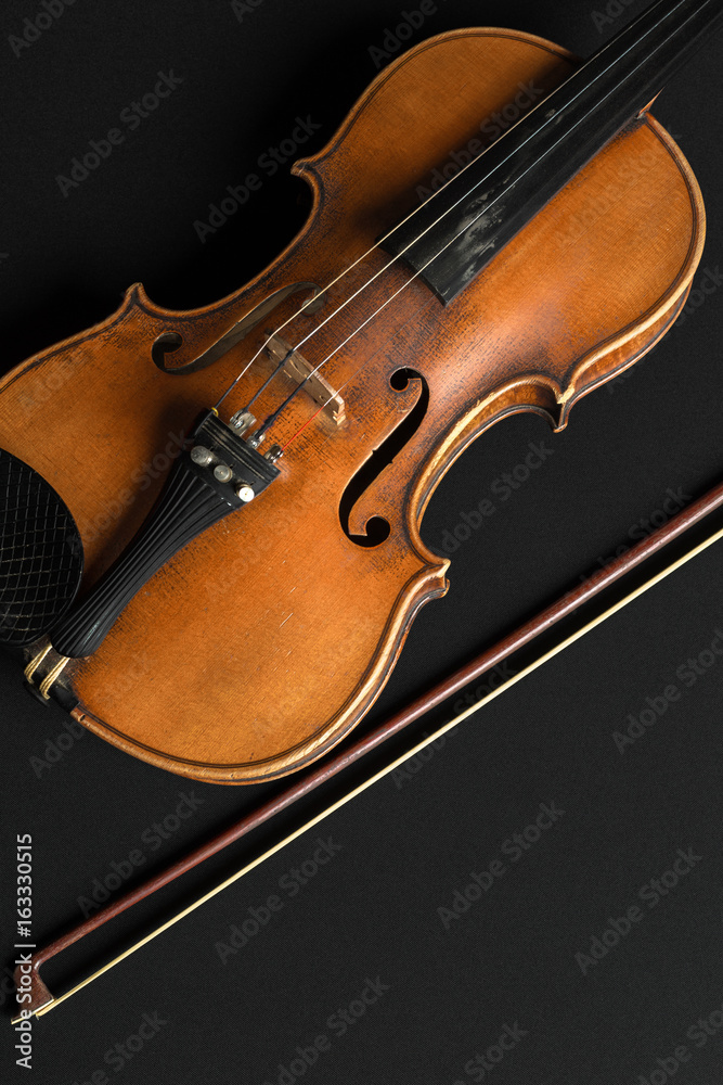 Obraz premium Old violin on a black background