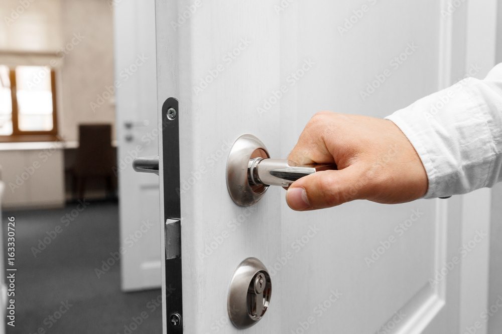 Naklejka premium Man open the door