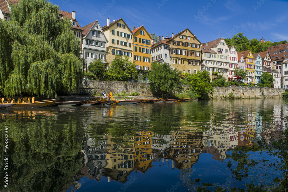 Die Tübinger Neckarfront im Sommer mit blauen Himmel 