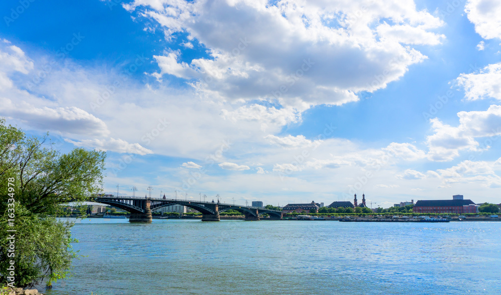 Panorama-Blick auf Mainz und die Theodor Heuss Brücke mit dramatischem Himmel