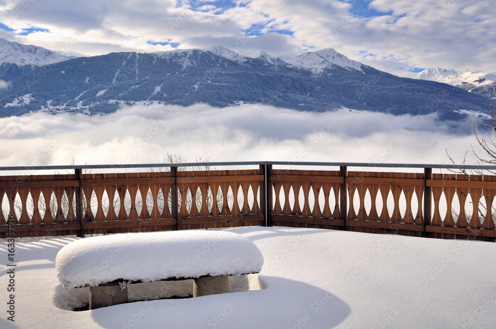 terrasse enneigée avec vue sur les montagnes