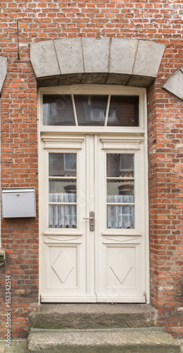 Alte Haustür aus Holz mit Fenster