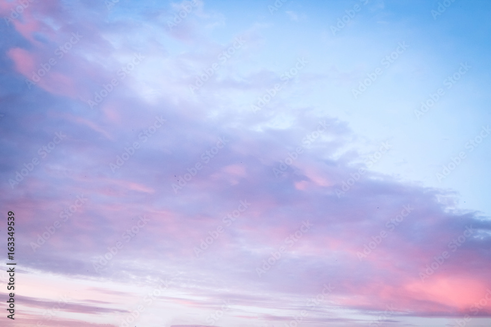 Obraz premium Violet sky background at sunset