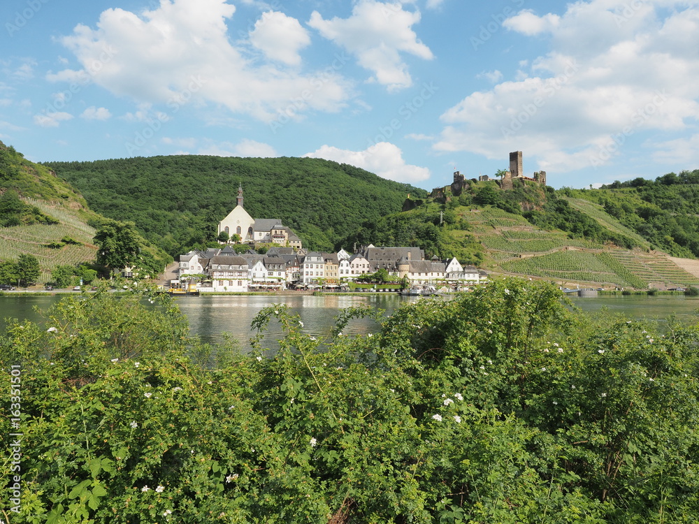 Fototapeta premium Beilsten - das Dornröschen der Mosel mit Burg Metternich 