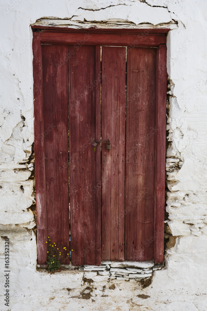 Abandoned house in Messaria village on Kythnos island.
Abandoned house in Messaria village on Kythnos island.