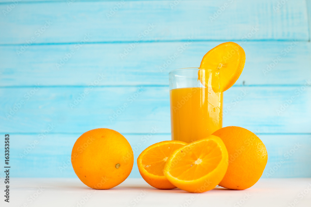 Naklejka premium Orange juice on table close-up