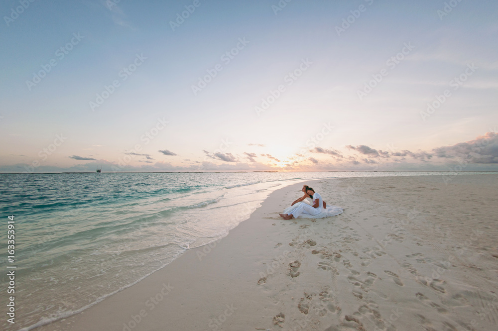 Obraz premium Wedding couple on the beach