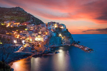 Papier peint photo Ligurie Manarola sur les falaises au crépuscule  © anko_ter