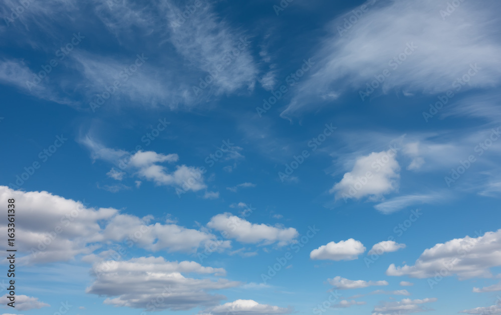 Obraz premium Beautiful clouds flying against blue sky at sunny day.